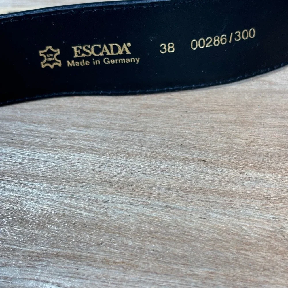 Escada Vintage Black Leather Croc Embossed Belt Gold Logo Buckle Germany 38 - Picture 5 of 8
